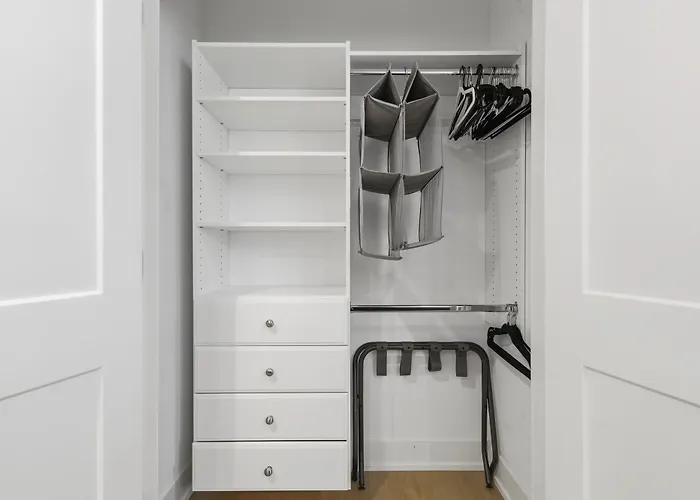 Newly Renovated 3br 2ba In Heart Of Andersonville Apartment *